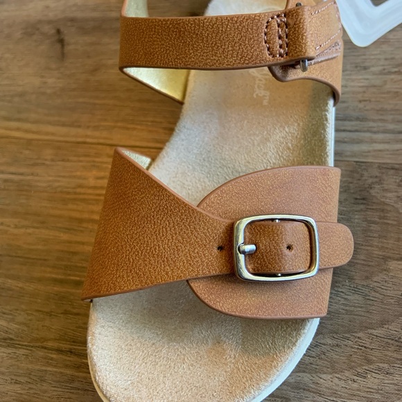 Cat & Jack toddler girls size 9 sandals have a velcro closure. - Picture 3 of 6